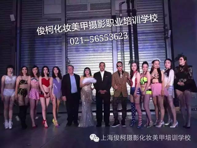 化妝班學(xué)員為 “新國際年會” 演繹人員和主持人等做化妝整體造型